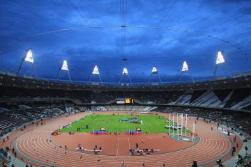 开云体育平台APP-深夜引擎与指尖热浪，F1揭幕战夜场与欧文的双重视界