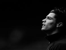 开云体育中国-孤独的统治者与沉默的胜利者，解析拉塞尔统治全场，雷诺却险胜的战术迷宫