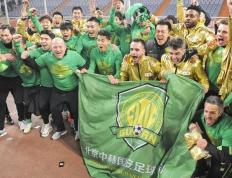 开云官方app入口-国内足球风云变幻，球队状态喜忧参半