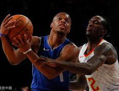 开云体育登录-老鹰队力克小牛，杨宝石表现出色