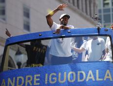 开云体育平台APP-勇士球迷在球场外集会庆祝总决赛胜利