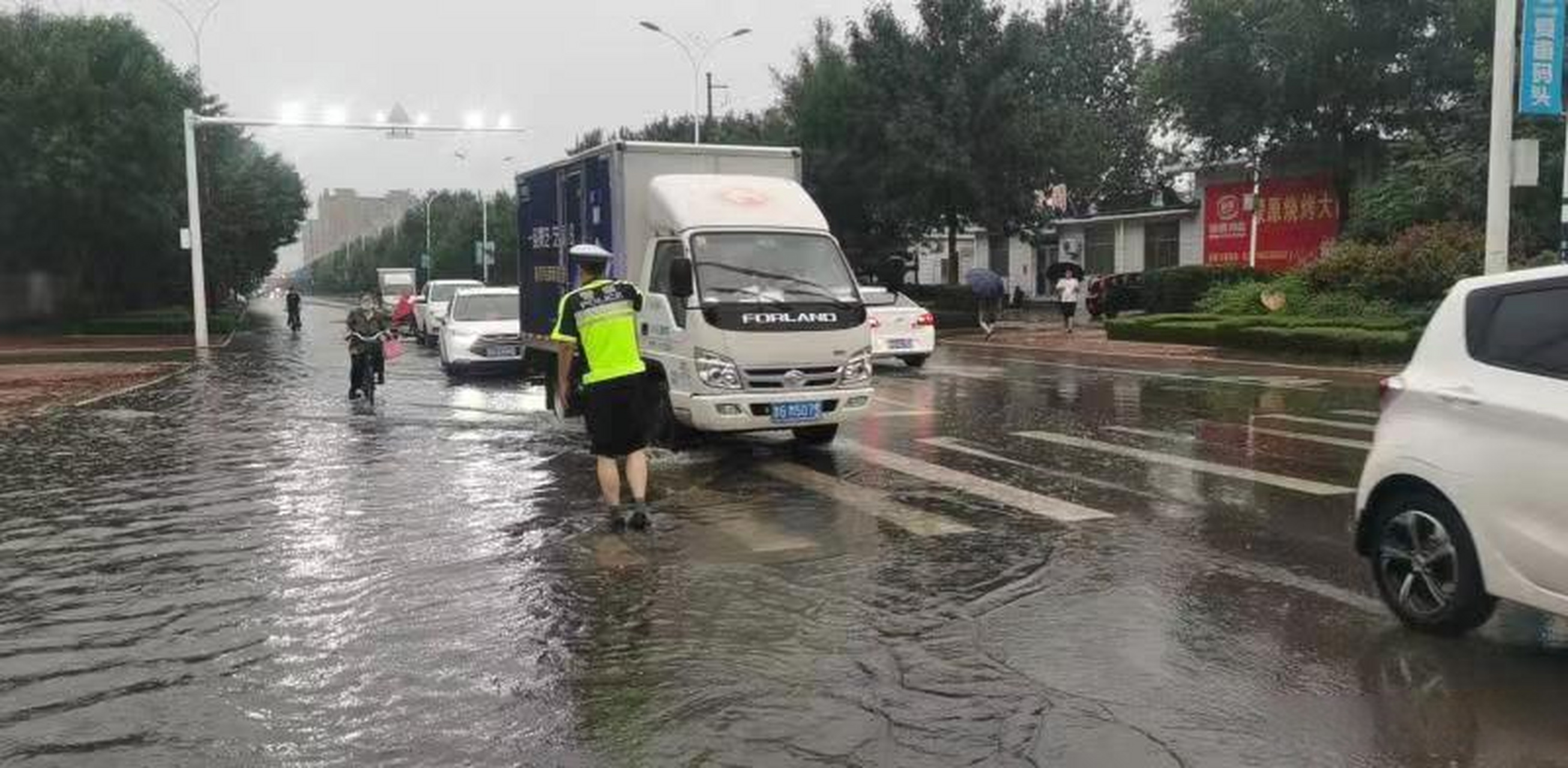 开云体育登录-篮球比赛突降大雨，球场积水严重影响比赛的简单介绍