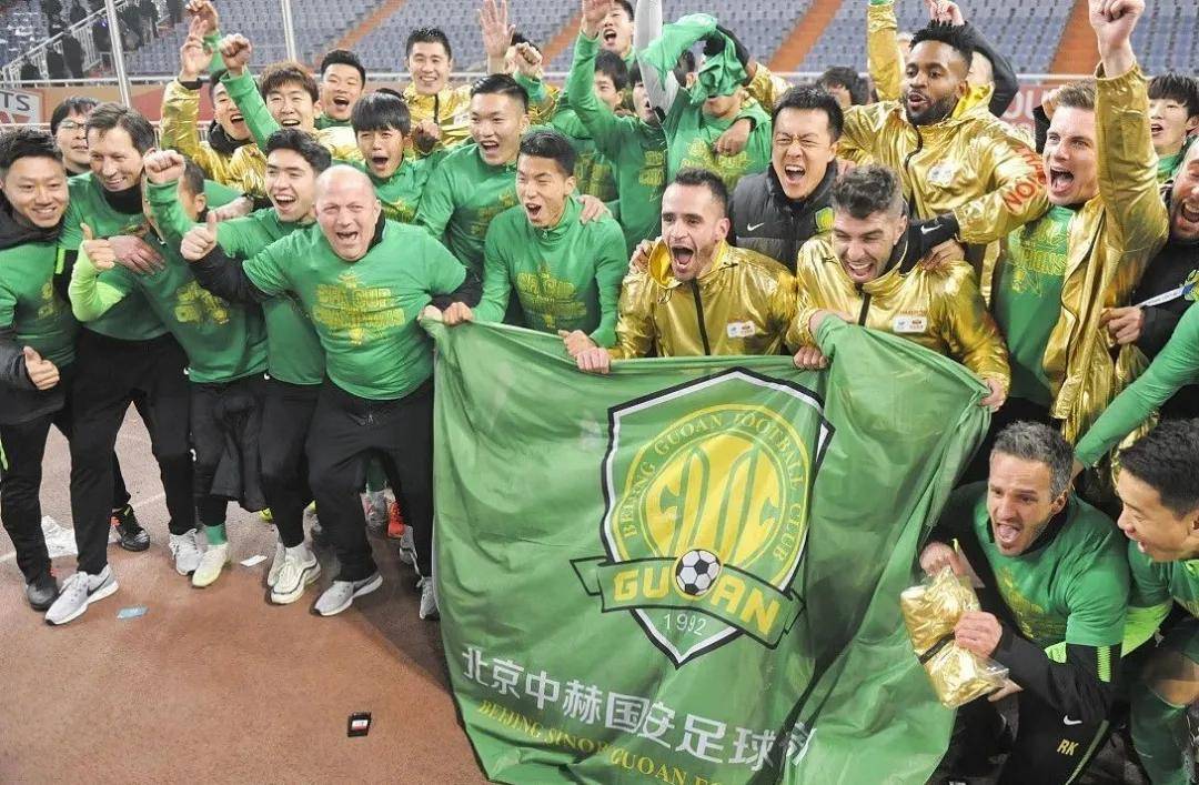 开云官方app入口-国内足球风云变幻，球队状态喜忧参半