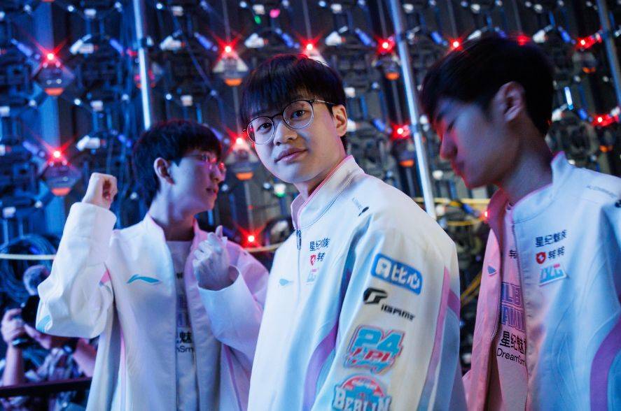 开云APP-WBG绝杀DK,Elk团战一打五激烈交锋半决赛,让粉丝疯狂欢呼