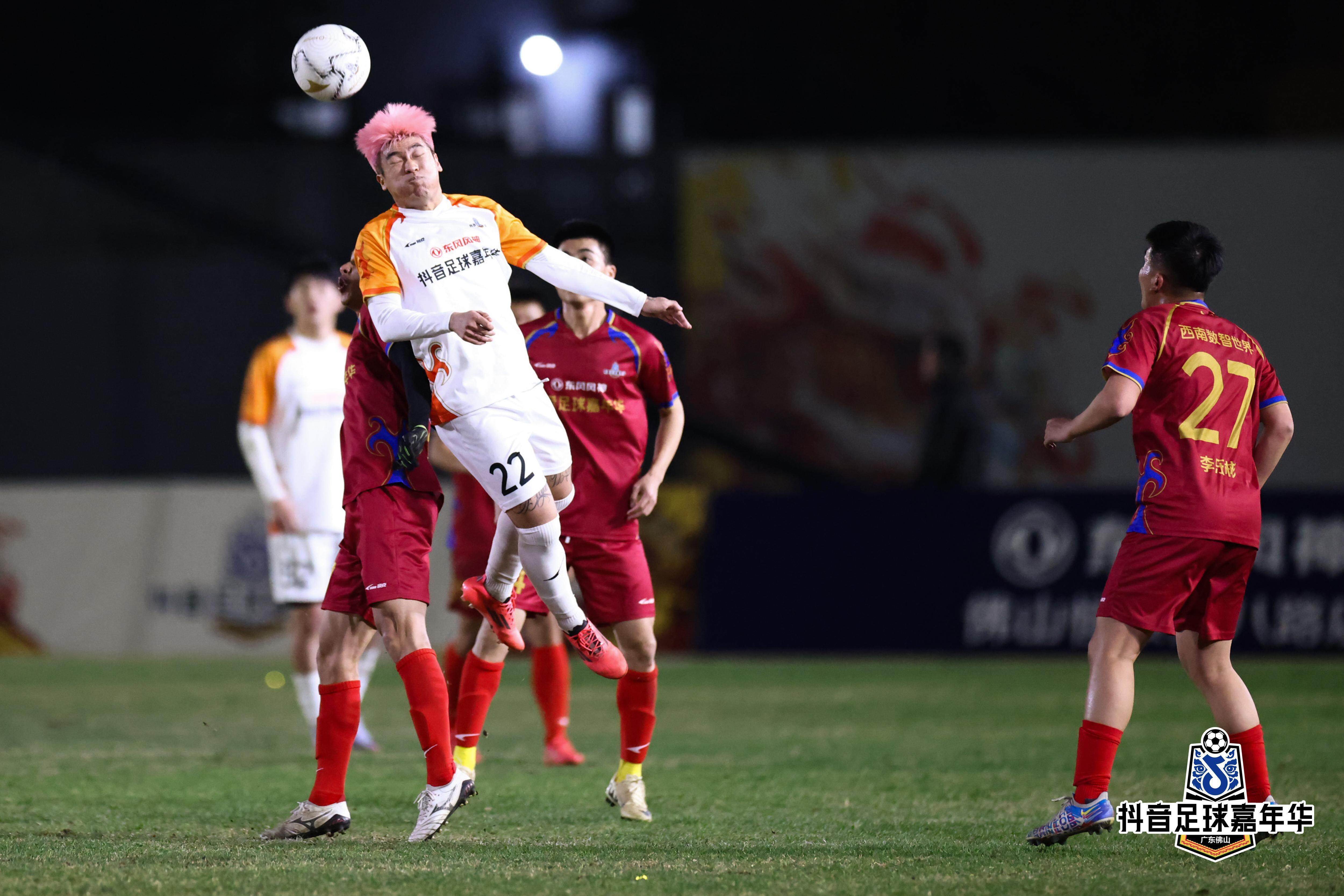 开云官网-包含足球球场上的精彩表演，吸引无数球迷驻足观看的词条