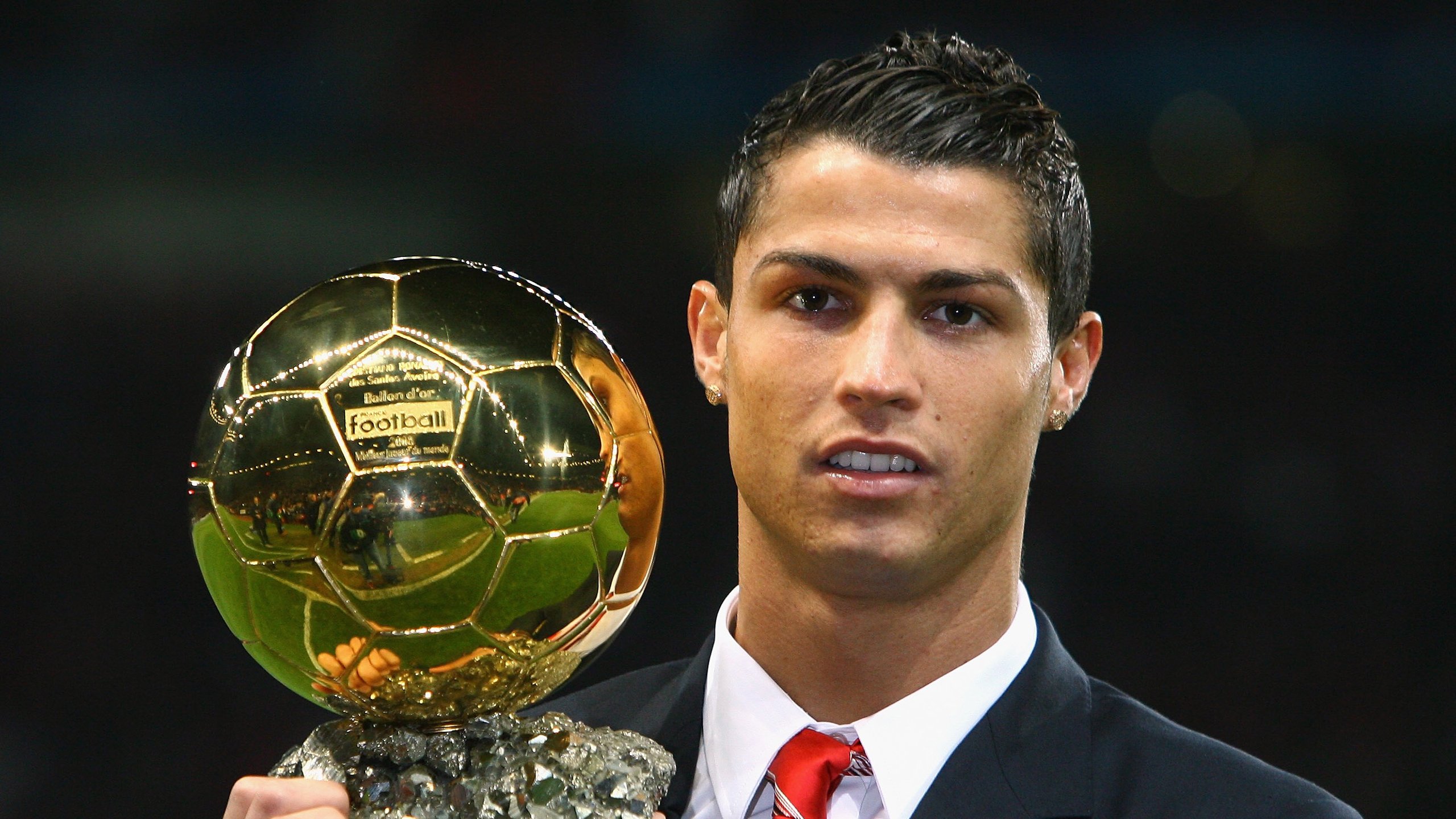 开云体育官网-绿茵交汇点，当巴西的桑巴遇见丹麦童话，本泽马诠释何为比赛的心跳